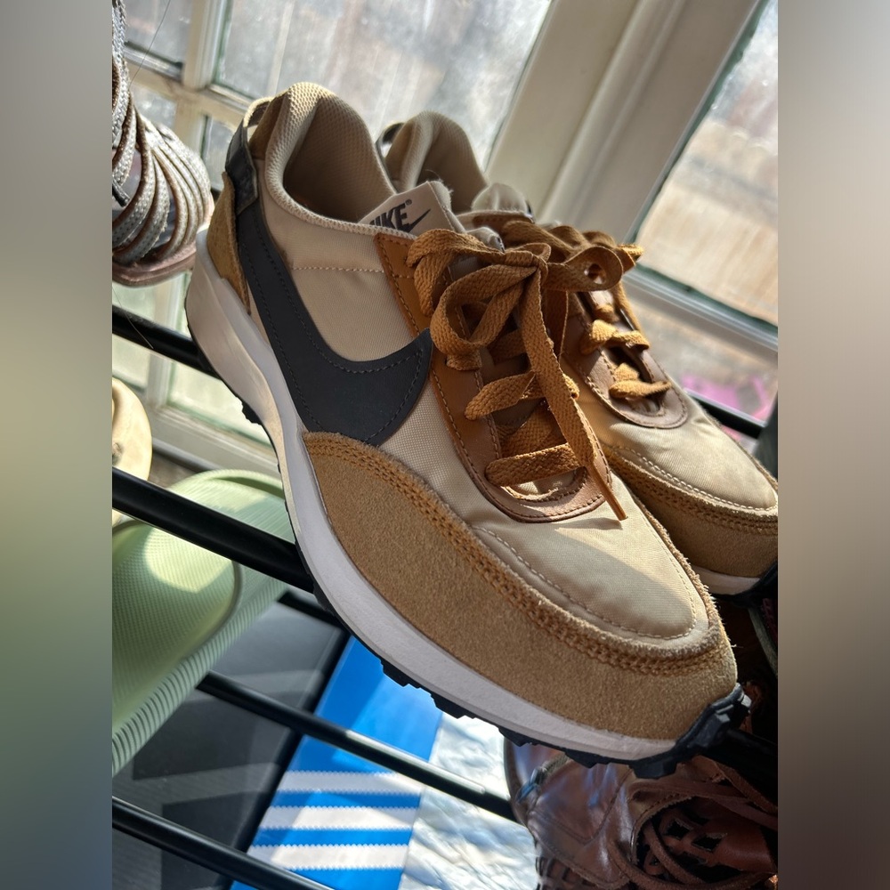Nike - Picture 2 of 3
